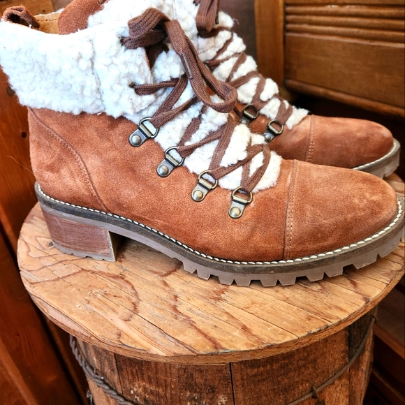 CLARKS ROSELEIGH SKY SUEDE WOMENS ANKLE BOOTS- WOMENS SIZE 9 - Picture 2 of 12